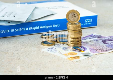 LONDON, Großbritannien - 03. APRIL 2022: Seit März 31. sind die kostenlosen Covid-19-Tests in England unter der Politik von`Leben mit Covid beendet. Laterale Flo Stockfoto